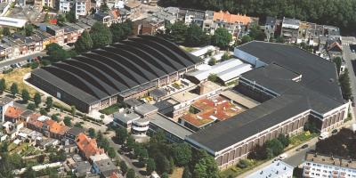 Luchtfoto van het hoofdgebouw van het Waterbouwkundig Laboratorium.