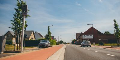 Foto van een weg met een fietspad ernaast.